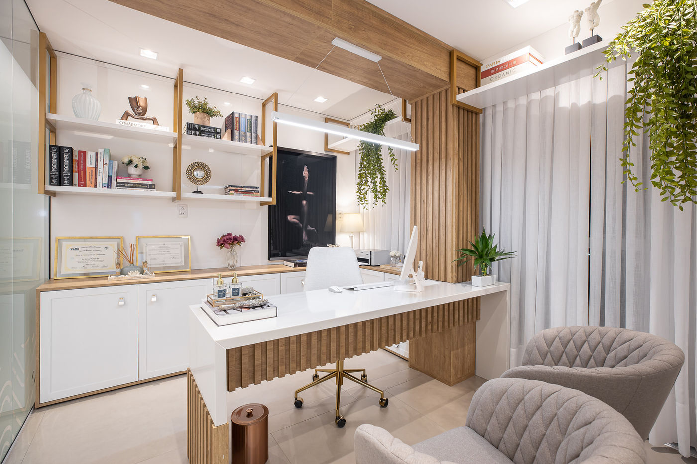 Ambiente de atendimento com mesa e armários