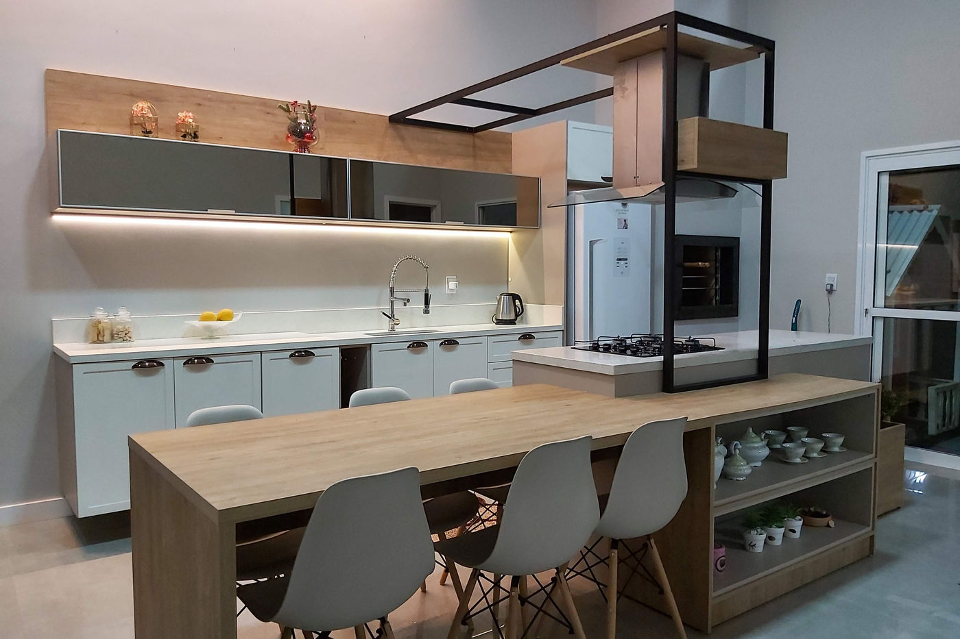 Cozinha planejada com ilha e mesa integrada